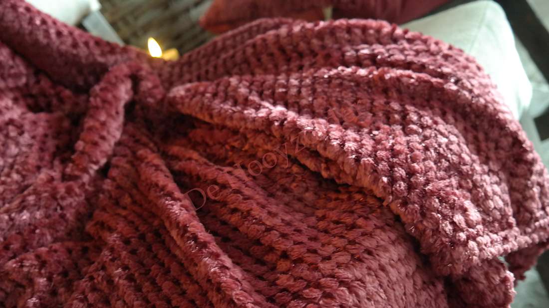 Plaid Rick fluffy in bordeaux, dikke gebreide deken van De Hooyzolder