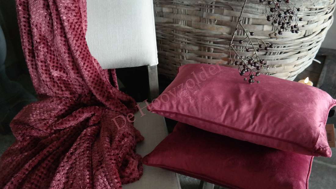 Plaid Rick fluffy in bordeaux, met twee roze fluwelen kussens; De Hooyzolder merk zichtbaar