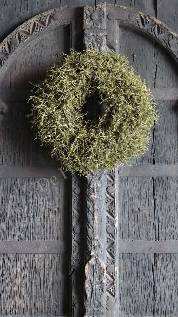 Krans Iron bush naturel 30 cm, ronde mossachtige krans tegen donker houten paneel, De Hooyzolder