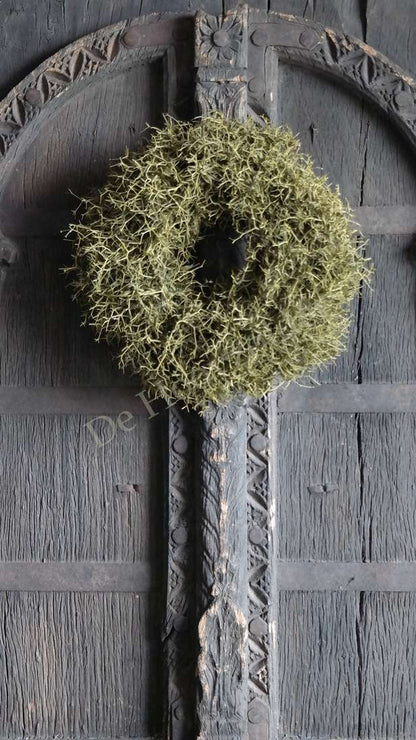 Krans Iron bush naturel 30 cm, ronde mossachtige krans tegen donker houten paneel, De Hooyzolder