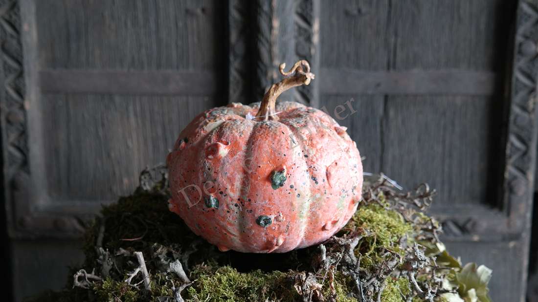 Krans mos-takken- 30 cm: oranje pompoen met groene vlekken op een mosbasis; De Hooyzolder zichtbaar.
