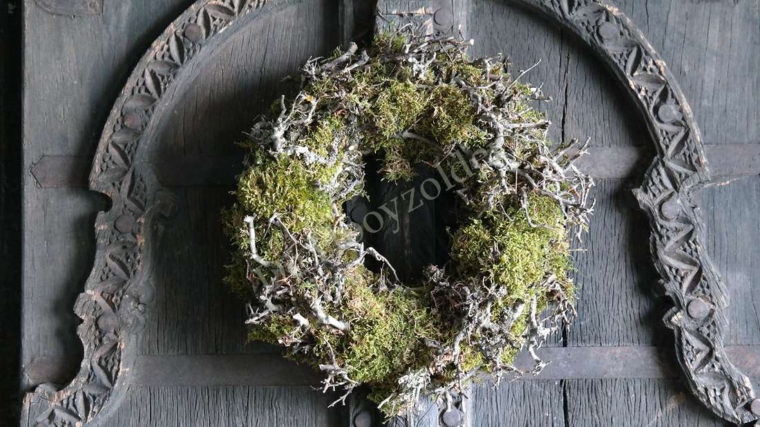 Krans mos-takken van De Hooyzolder, 30 cm, groene mos en grijze takken tegen donker hout.