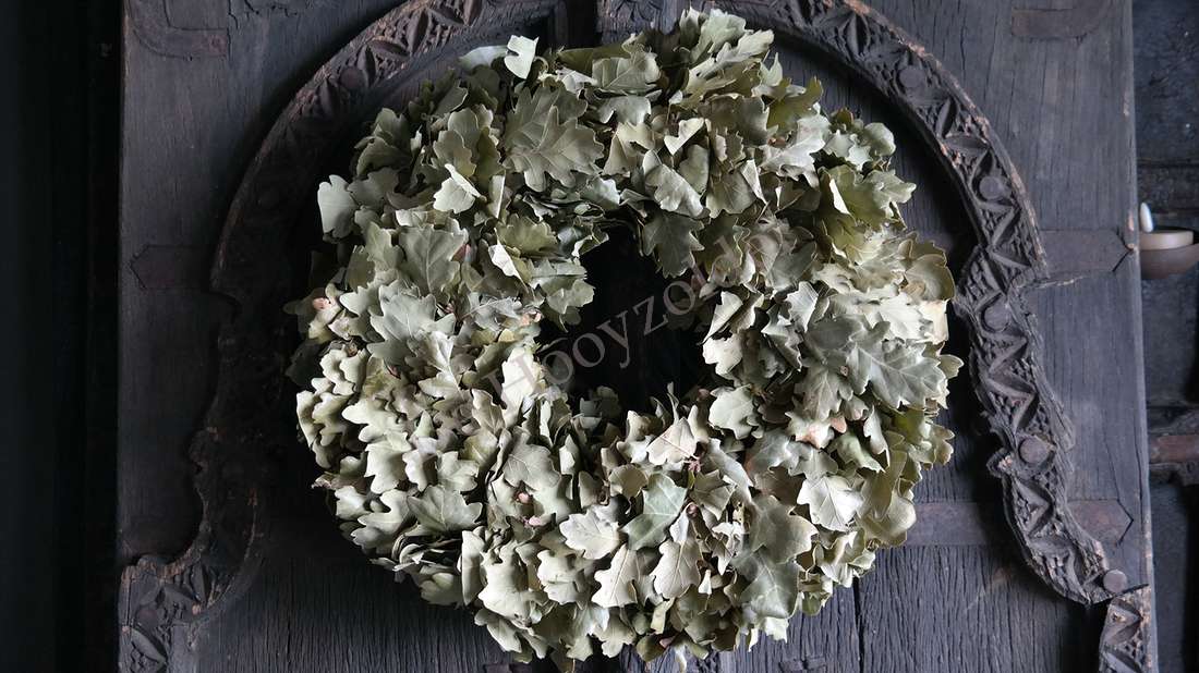 Krans van eikenbladeren, grijsgroene tinten, diameter 40–45 cm, De Hooyzolder