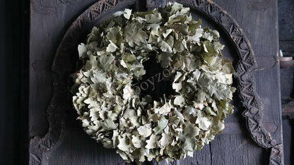 Krans van eikenbladeren, grijsgroene tinten, diameter 40–45 cm, De Hooyzolder