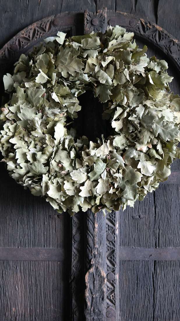 Krans eikenbladeren van De Hooyzolder, circa 40–45 cm, groen-grijs blad tegen donker houten achtergrond