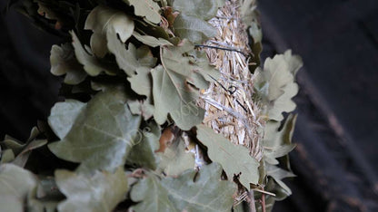 Krans van eikenbladeren met strobasis, groene tinten, diameter 40–45 cm, De Hooyzolder