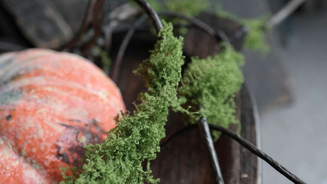 Mostak kronkel namaak- 96 cm decoratie met oranje pompoen en groen mos, De Hooyzolder