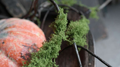 Mostak kronkel namaak- 96 cm decoratie met oranje pompoen en groen mos, De Hooyzolder