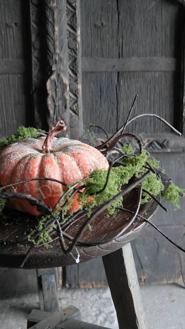 Mostak kronkel namaak- 96 cm decoratie met oranje pompoen, groen mos en donkere takken in een houten schaal