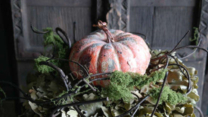 Mostak kronkel namaak-96 cm decoratie met oranje pompoen, groene mos en takken van De Hooyzolder