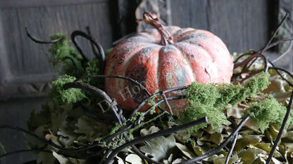 Dienblad hout - rond met herfstdecoratie: oranje pompoen, mos en takken.
