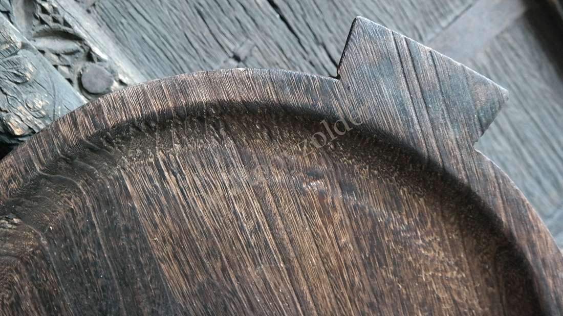 Rond houten dienblad van De Hooyzolder in donkerbruin met randhandvat