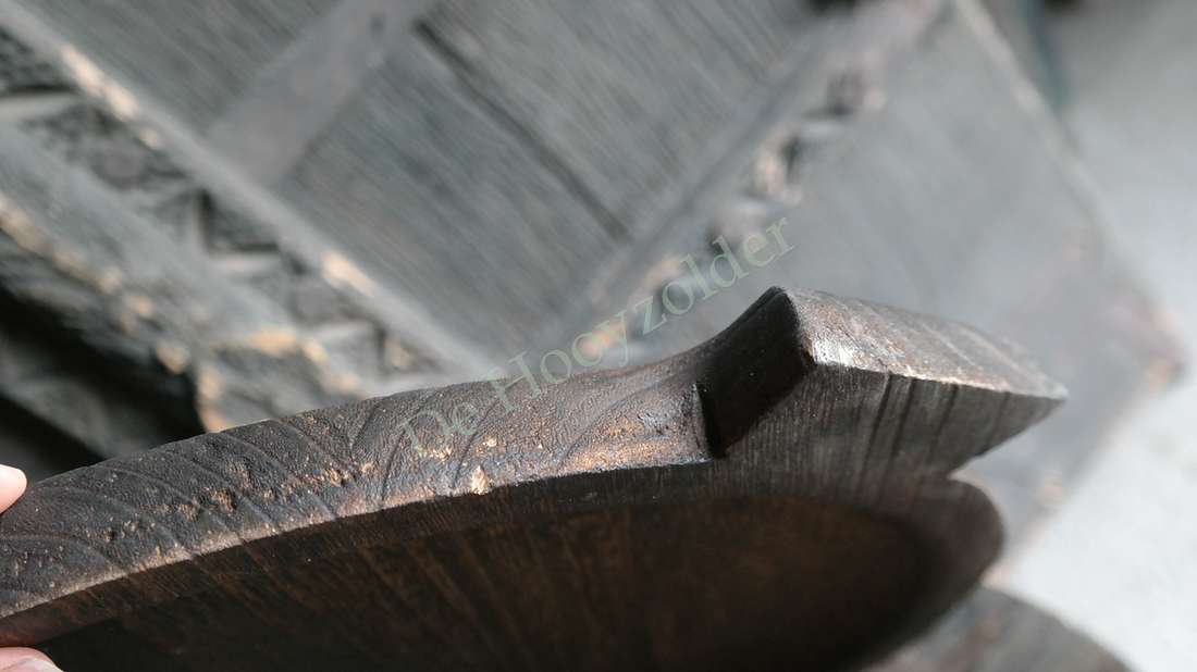 Dienblad rond van donkerbruin hout met zichtbare nerf, De Hooyzolder