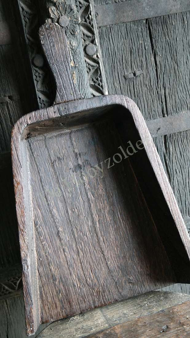 Graanschep van donkerbruin hout met stevige steel, De Hooyzolder