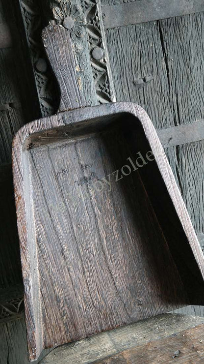 Graanschep van donkerbruin hout met stevige steel, De Hooyzolder