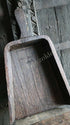Graanschep van donkerbruin hout met stevige steel, De Hooyzolder