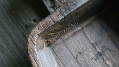 Graanschep van donkerbruin hout met duidelijke nerf; merk De Hooyzolder.
