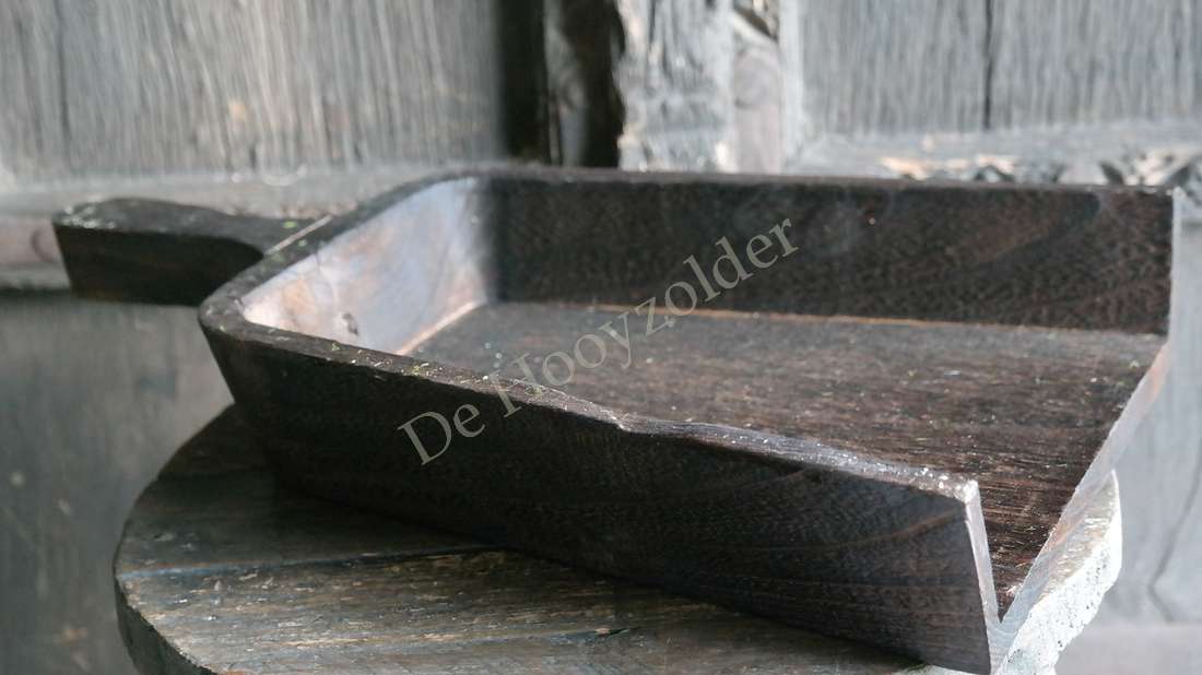 Graanschep van donkerbruin hout, De Hooyzolder, met vlakke bak en korte handgreep