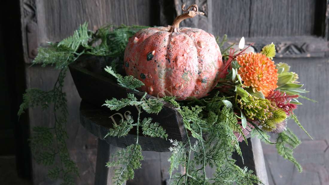 Graanschep hout- donkerbruin, donkere schaal met oranje pompoen en groen bladdecor, De Hooyzolder zichtbaar