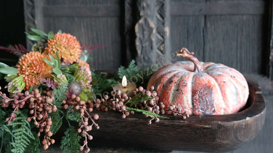 Trog van donker hout met herfstdecoratie en een pompoen, De Hooyzolder