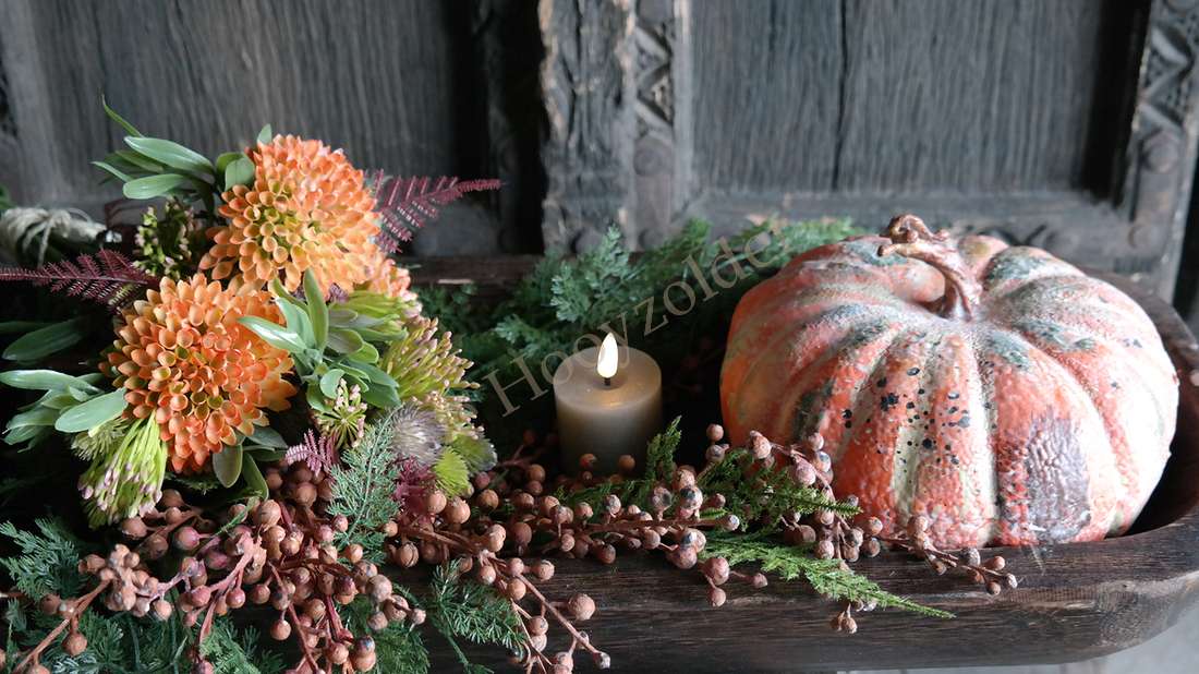 Kunsttak dadeltak oranje van De Hooyzolder in herfstdecoratie met pompoen en kaars
