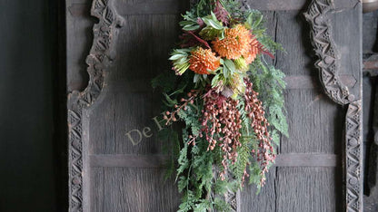 Hanger met groene namaak asparagustak, oranje bloemen en vallende takken, De Hooyzolder
