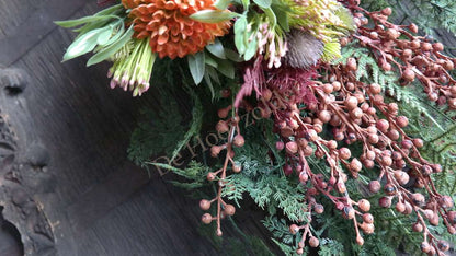 Kunsttak dadeltak - oranje, van De Hooyzolder; niet-bloeiende kunstplant met oranje bloemclusters en bruine takken