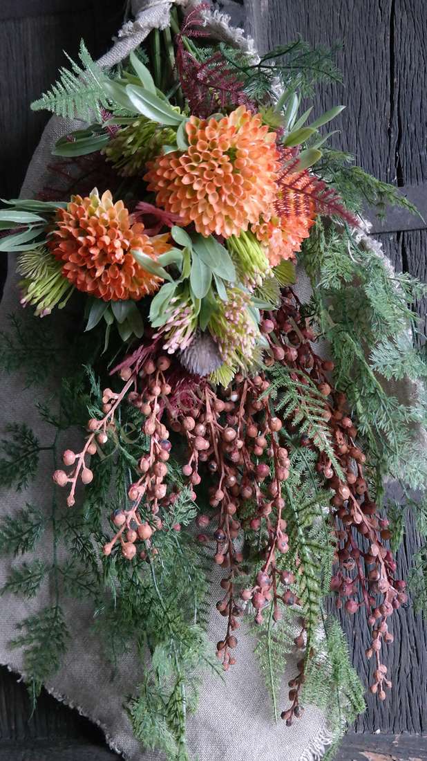 Kunsttak dadeltak - oranje: pomponachtige bloemen, groene bladeren en lange bessendraden