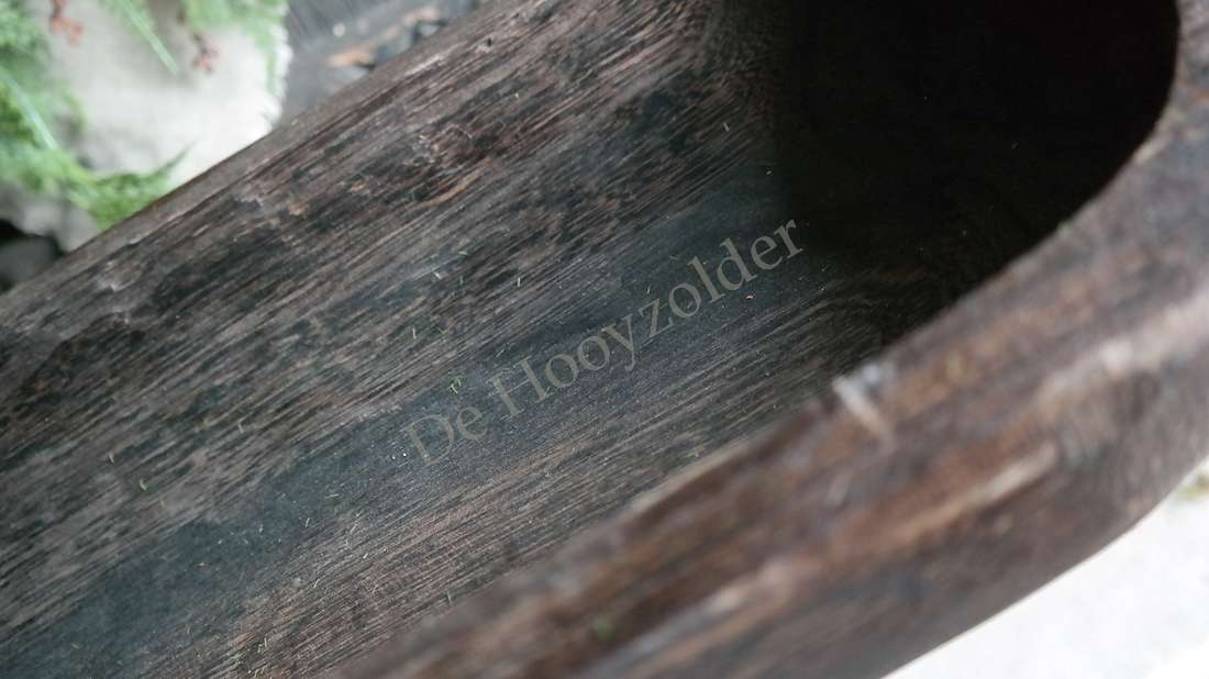 Donkerbruine houten trog met zichtbare nerf; merk De Hooyzolder, serveerschalen