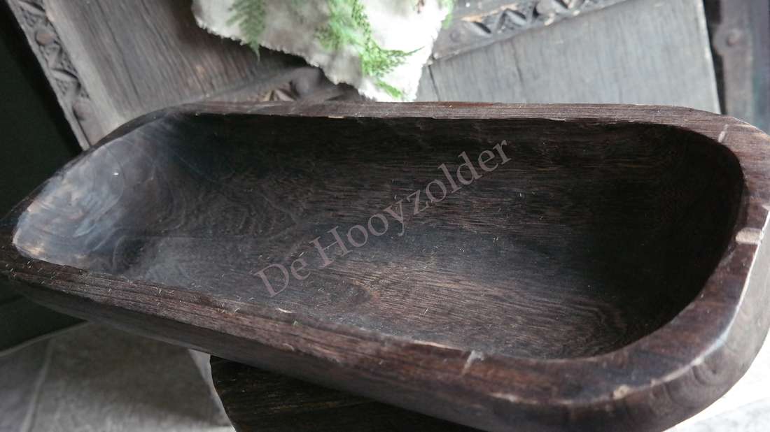 Trog van donkerbruin hout, langwerpige serveerschotel met De Hooyzolder zichtbaar