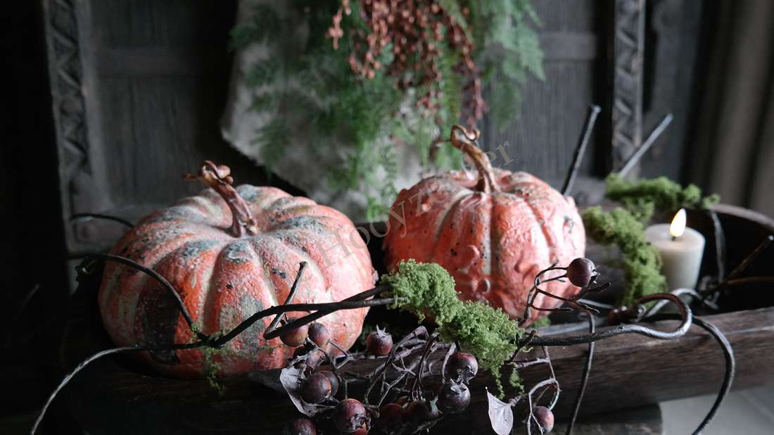 Rozenbottel bosje - bordeaux, herfstdecor met twee pompoenen, mos en takken met bessen bij kaars