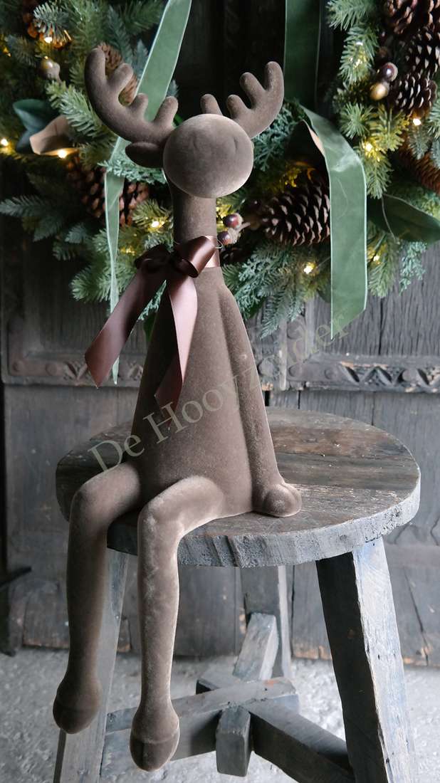 Rendier zittend - velvet bruin met antlers en roze lint, zittend op houten kruk, watermerk De Hooyzolder zichtbaar
