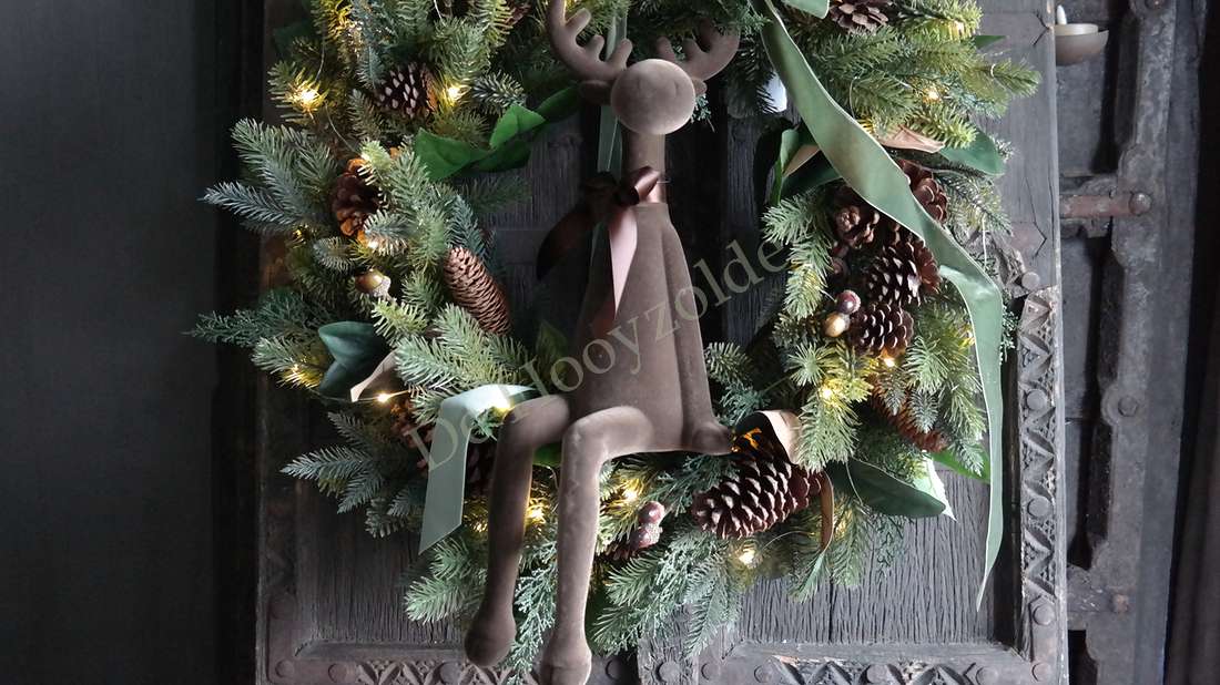 Kerstkrans van kunstgroen met LED-verlichting, dennenappels en groen lint, 72 cm, De Hooyzolder