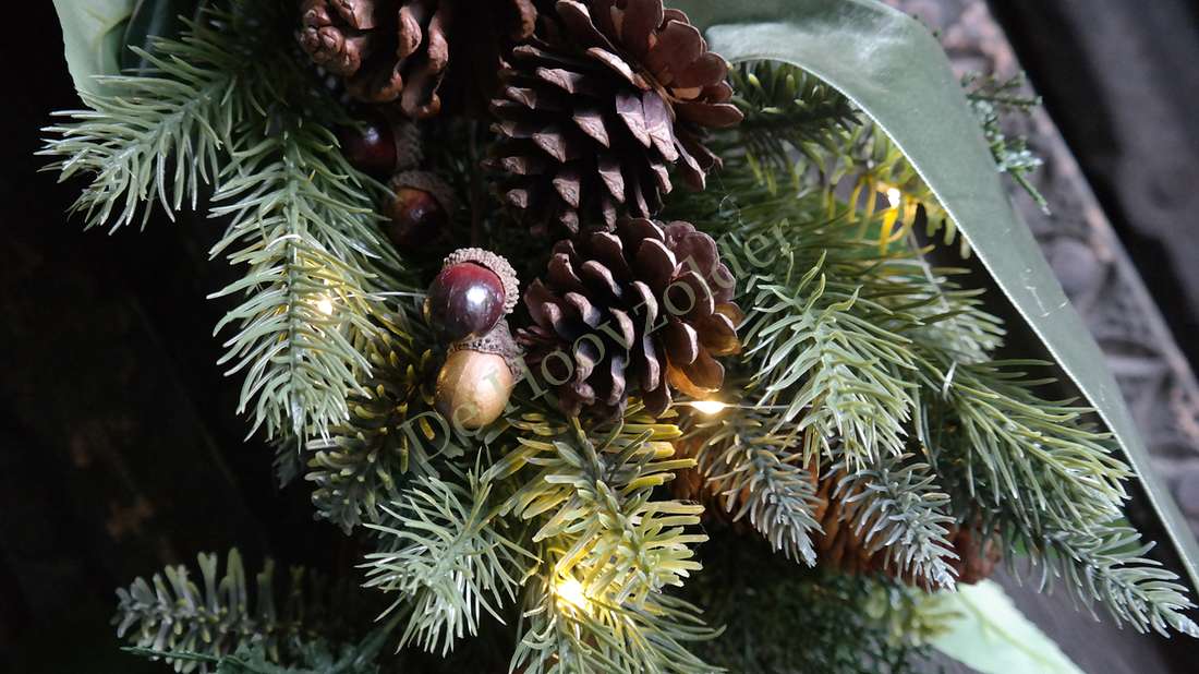Kerstkrans van nepdennen met dennenappels en LED-verlichting, 72 cm, De Hooyzolder