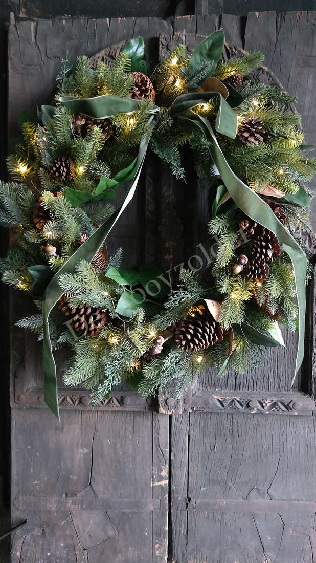 Kerstkrans De Hooyzolder met LED-verlichting, groene takken en dennenappels, satijnen lint, 72 cm