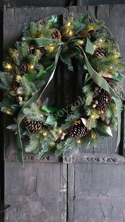 Kerstkrans De Hooyzolder met LED-verlichting, groene takken en dennenappels, satijnen lint, 72 cm