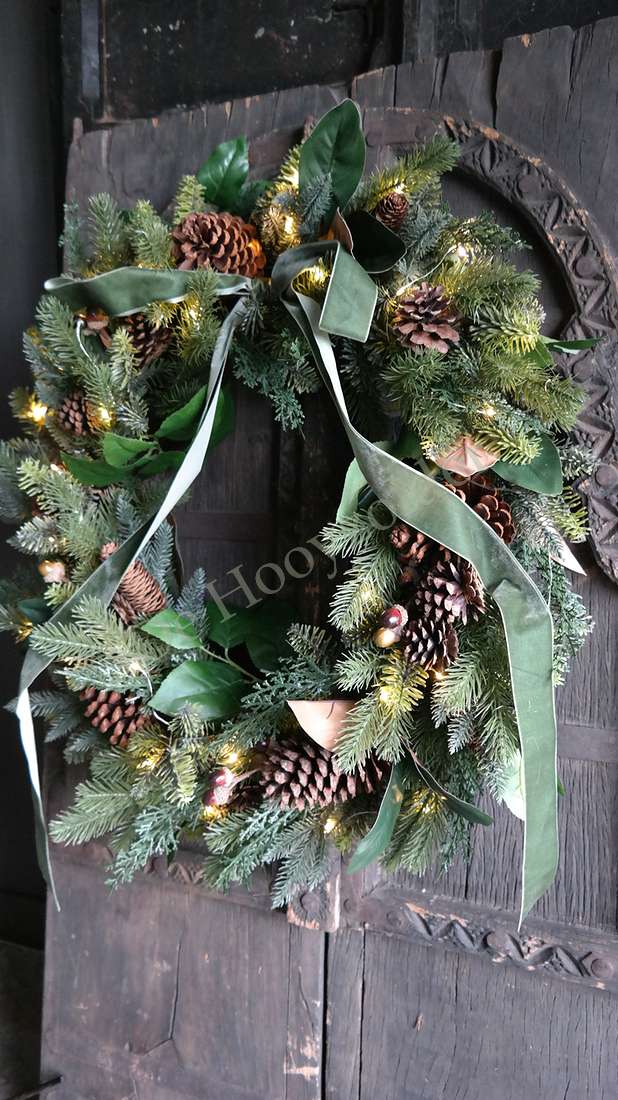 Kerstkrans van kunstgroen met dennenappels en groen lint, voorzien van LED-verlichting, 72 cm