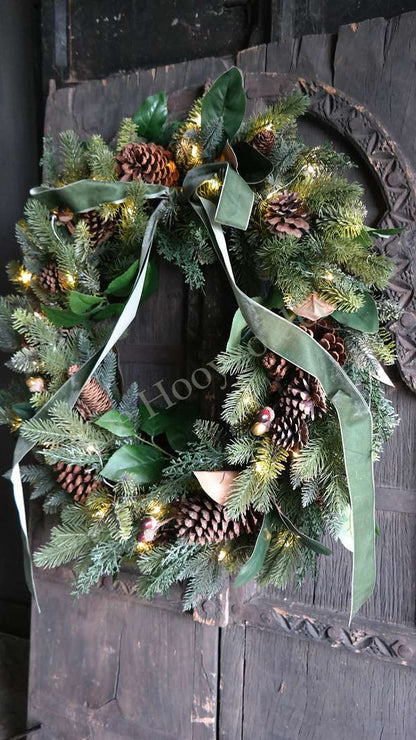 Kerstkrans van kunstgroen met dennenappels en groen lint, voorzien van LED-verlichting, 72 cm
