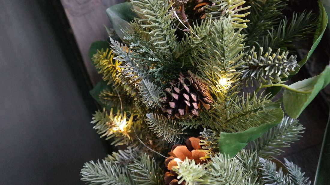 Luxe kunstkerstkrans met LED-verlichting, groene takken en dennenappels