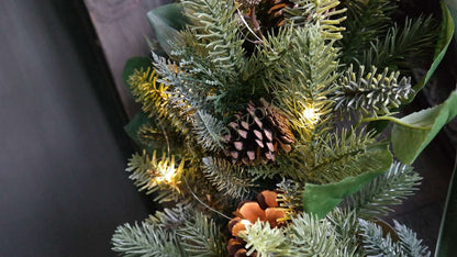 Luxe kunstkerstkrans met LED-verlichting, groene takken en dennenappels