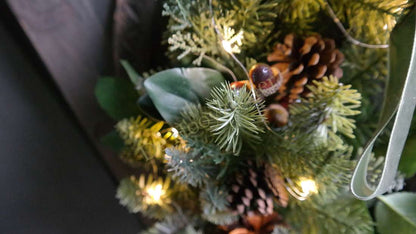 Luxe kerstkrans met LED-verlichting, 72 cm, namaak dennentakken en dennenappels in groen
