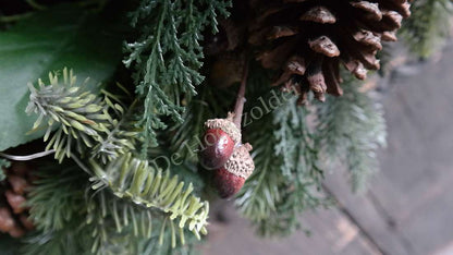 Luxe kerstkrans De Hooyzolder met groene takken, dennennaalden en dennenappels met rode bessen
