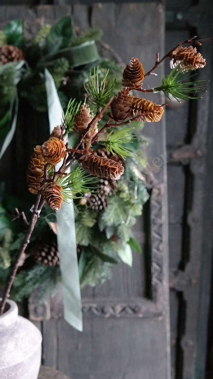Kunsttak met dennenappels en groene naalden, De Hooyzolder
