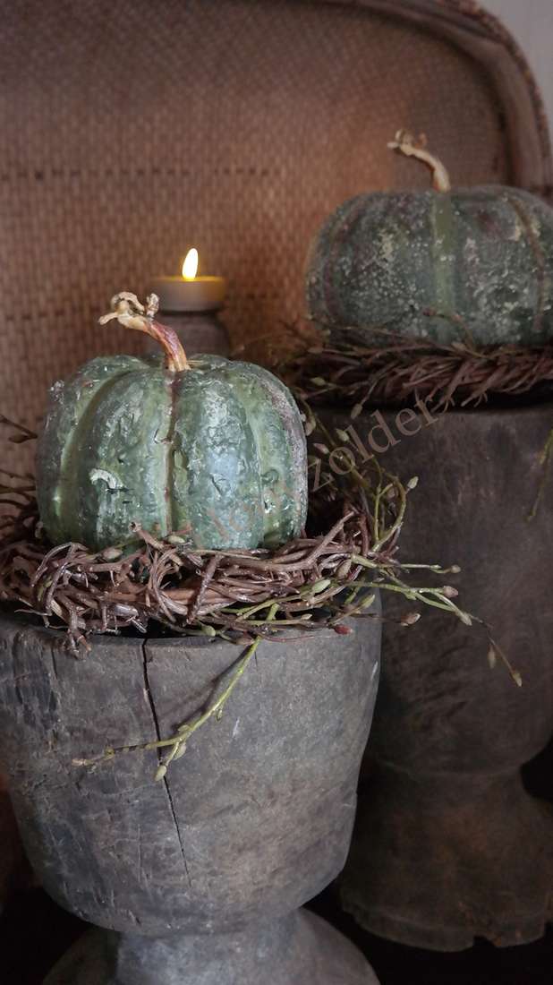 Kalebas - namaak groen S (set van 2) op grijze sokkel met taknest en kaarsje