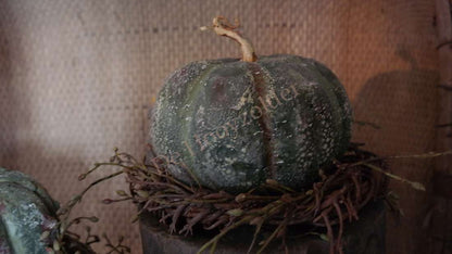Kalebas namaak groen M op nest van takken, De Hooyzolder seizoensdecoratie
