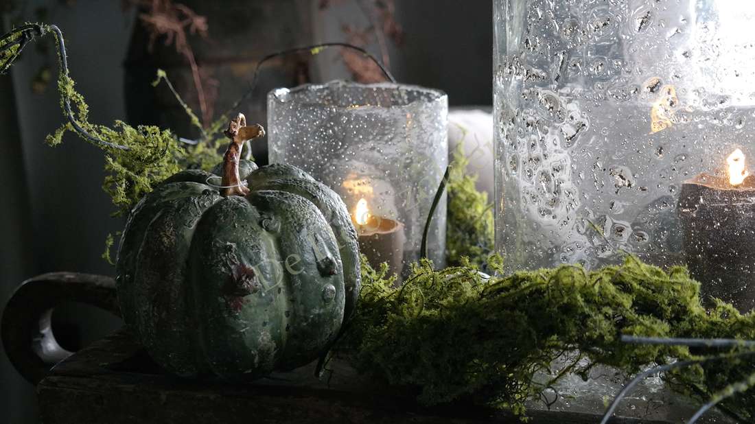 Kalebas decoratief groen S met mos en twee glazen kaarsenhouders met brandende kaarsen, De Hooyzolder