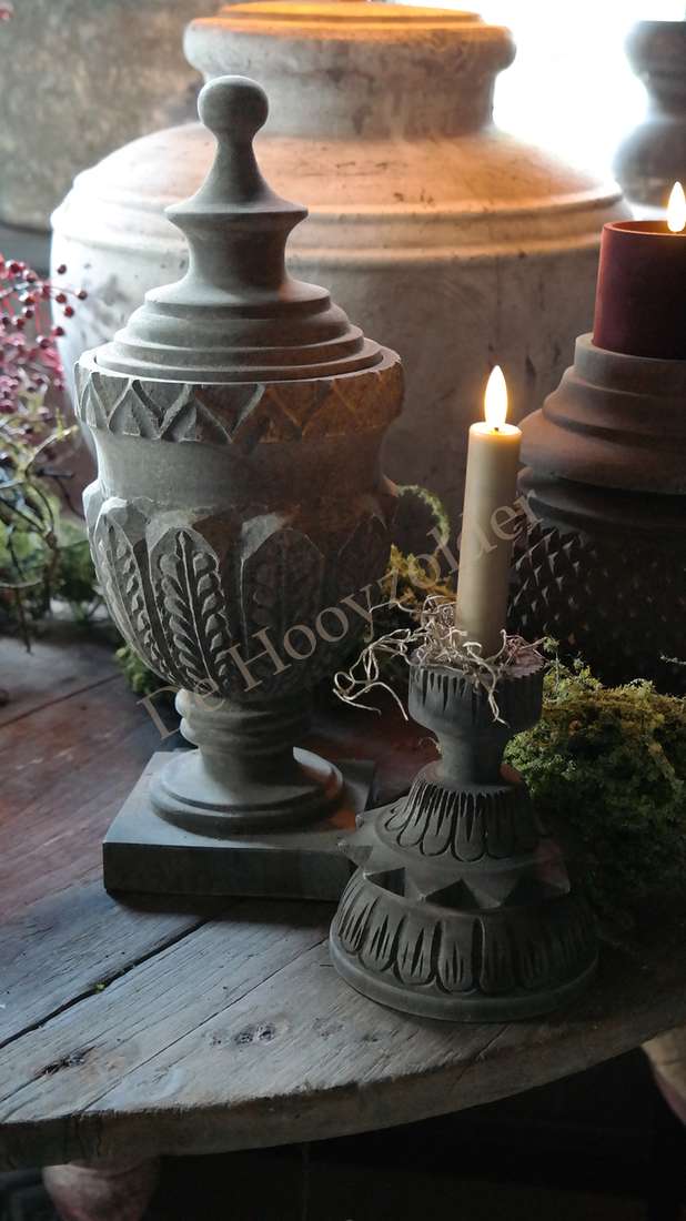 Luksa Pot Aditya met deksel, grijze keramische decoratieve pot met gegraveerde patronen van De Hooyzolder