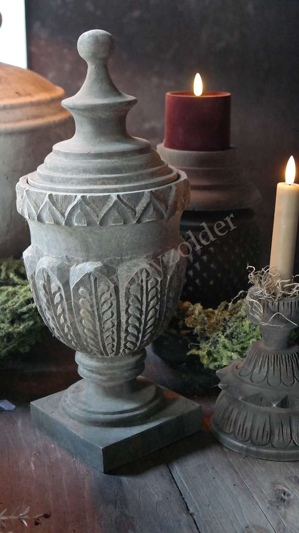 Luksa Pot Aditya met deksel, grijze urnvormige decoratieve pot met bladmotieven op sokkel, merk De Hooyzolder zichtbaar