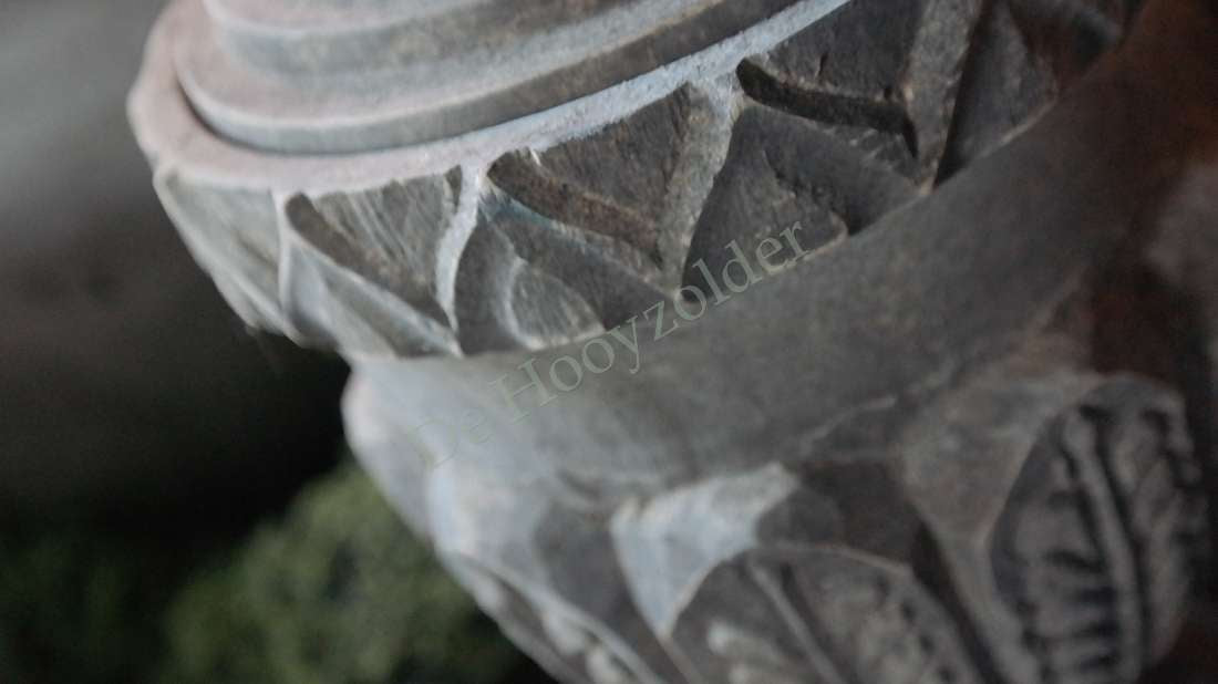 Grijze Luksa Pot Aditya met deksel, decoratief aardewerk met bladmotief; merk De Hooyzolder zichtbaar