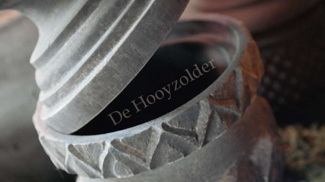Luksa Pot Aditya met deksel van grijs aardewerk met geometrische patronen; merk De Hooyzolder zichtbaar.